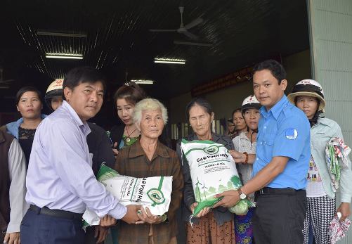 Tỉnh Đoàn cùng nhà tài trợ trao gạo đến tận tay người dân vùng lũ ở huyện Đông Hòa